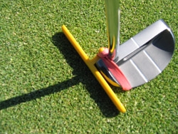 håller putterhuvudet square med putterspåret