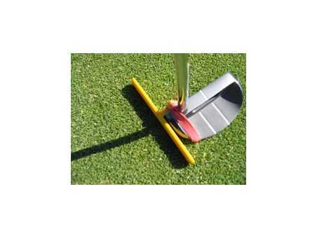 håller putterhuvudet square med putterspåret