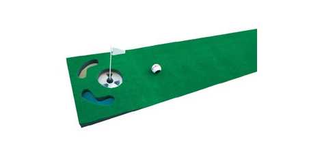 Puttmatta med flagga och golfboll